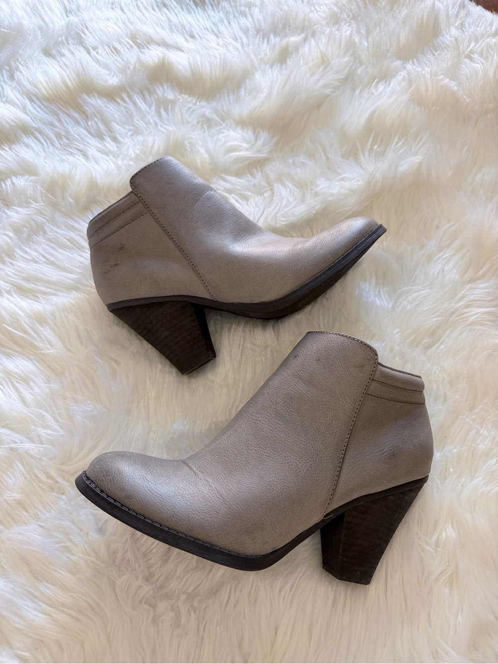 Mia size 8 Women’s Light Gray Leather Ankle Booties